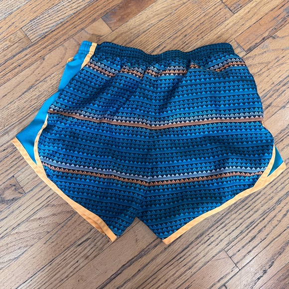 Girls M Nike dry wear shorts - Picture 3 of 3